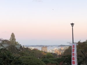 松島の海を駅から見る水平線