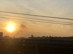 新幹線の窓から夕陽と煙