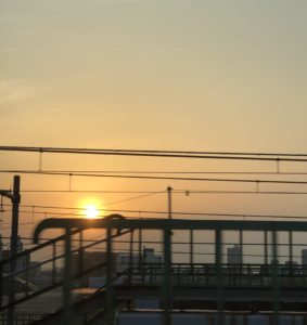 手摺に夕陽をのせてみた