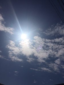 雲に隠されない強気な太陽