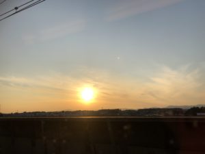 新幹線の窓から夕陽