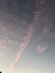 ピンクに染まる渦巻き雲