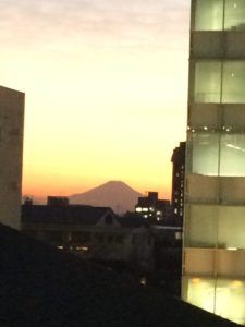 ビルの隙間に富士山