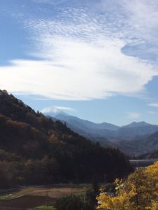 筆で散らした雲の下に富士山