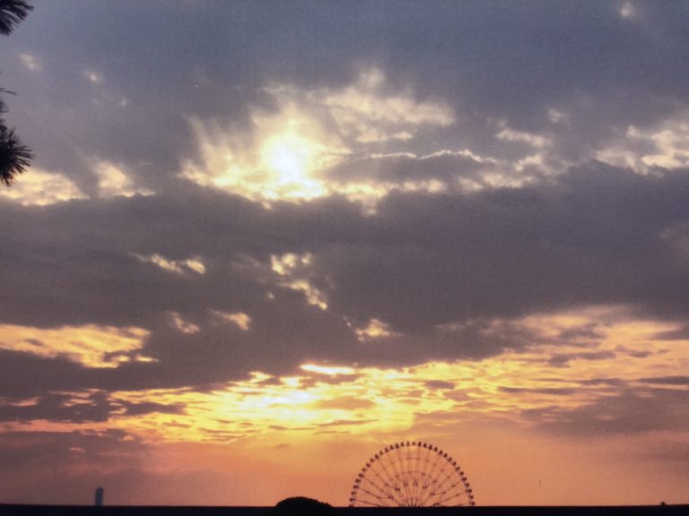 夕陽と観覧車